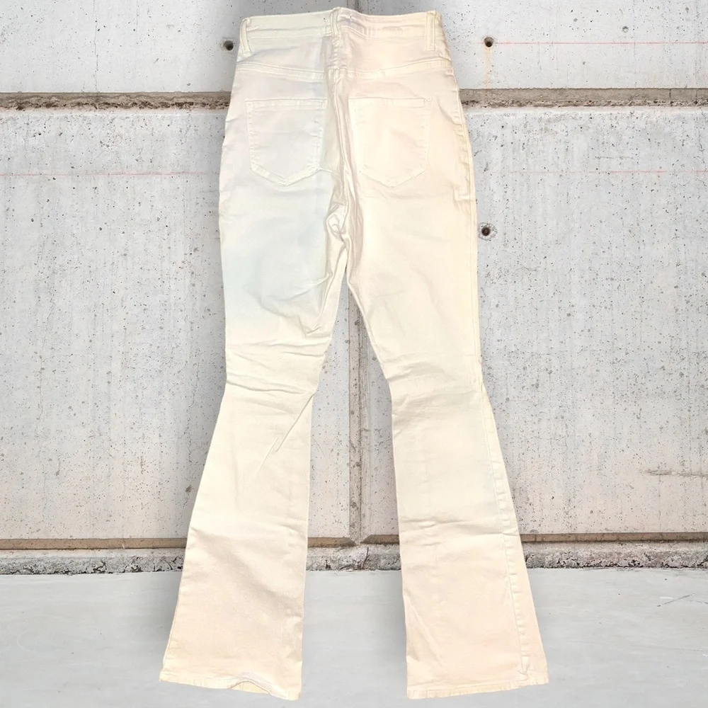 Fashion Nova white flare jean - Picture 4 of 6